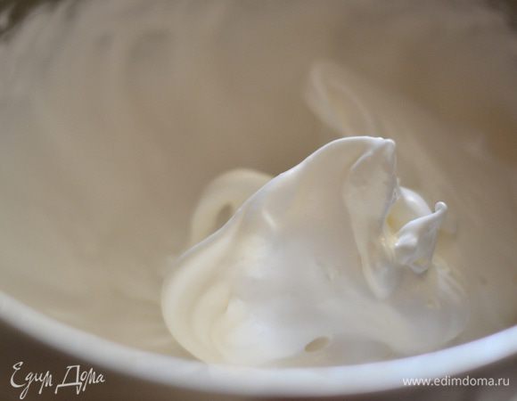В чистой посуде взбить белки со щепоткой соли в пену и добавить постепенно,не прекращая взбивать, остальной сахар. Взбивать белки до гладкости,блеска и стойкости.