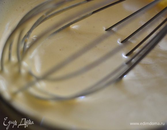 Желтки смешать с 2 ч.л. меда.