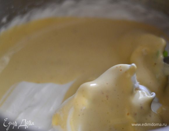 Подлить желтки с медом во взбитые белки,