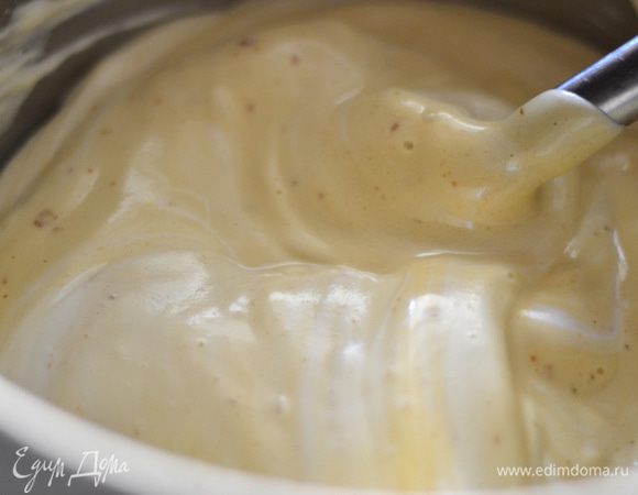 Перемешать аккуратно лопаткой заворачивающими движениями снизу вверх.Добавить просеянную муку,поэтапно,по чуть-чуть,подсыпать,перемешать.