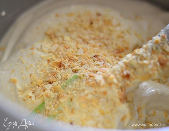 Затем подсыпать миндаль, 1 ст.л. подсолнечного масла,аккуратно перемешать.