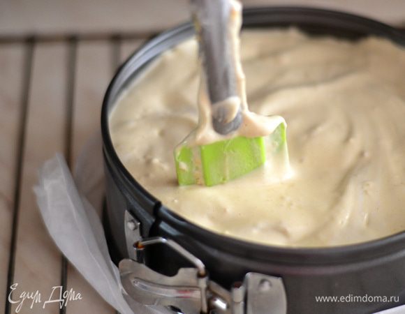 Выстелить дно разьемной формы пергаментом,выложить в форму готовое бисквитное тесто,утрамбовать лопаточкой и выпекать около 40 минут при температуре 170 гр.