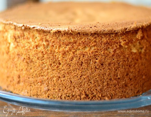 Готовый бисквит остудить в форме,перевернув его на ровную поверхность. Затем аккуратно извлечь его из формы,пройдясь ножом по краям. Дать бисквиту отдохнуть несколько часов.