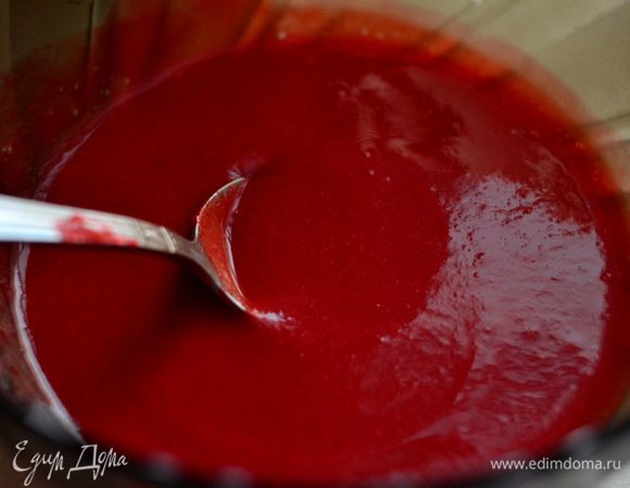 Готовим малиновый мармелад. Малину взбиваем в пюре,протираем через сито,соединяем с сахаром и лимонным соком (1 ч.л.),подогреваем на плите. Смешиваем 1 ч.л.крахмала с 1 ч.л. холодной водой,подливаем к малине и варим на медленном огне до кипения. Отставить в сторону. Желатин замочить в небольшом количестве холодной воды,дать набухнуть,я делаю это в стеклянном стакане,затем подливаю только что кипяченную воду в емкость,ставлю туда стеклянный стакан и желатин распускается. Добавить распустившийся желатин в малиновое пюре,тщательно перемешать ,остудить,затем поставить в холод не небольшого загустения.