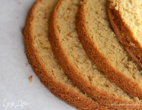 Тем временем бисквит разрезать на 4 равных коржа.