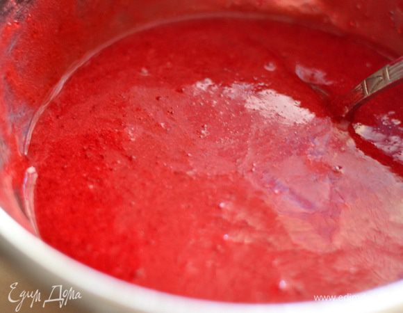 Малиновый мармелад почти готов. Масса стала густая,похожая на гель,ее нужно венчиком перемешать,чтобы удобно было выложить на бисквит.