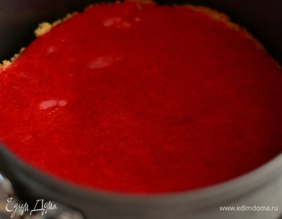 Сварить сироп из сахара и воды,добавить лимонный сок по вкусу. Ну и сборка тортика. Разьемную форму выстелить пергаментом. На дно положить 1 корж. Немного пропитать его лимонным  сиропом. Затем выложить слой малинового мармелада.