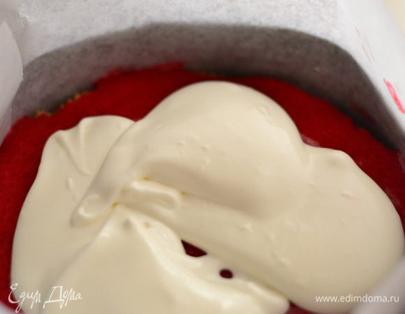 На него слой крема,затем бисквит,пропитать,