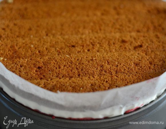 и положить пушистой частью вниз на крем. Тортик охладить в холодильнике,чем дольше,тем вкуснее. Затем тортик нужно перевернуть,чтобы были слои мармелада сверху.