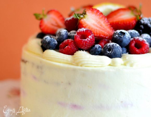 Готовый торт я украсила взбитыми сливками (200 грамм) и сметанным кремом( у меня его немножечко осталось.) 