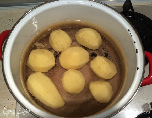 Картофель отварить в течение 10–12 минут с момента закипания воды. Оливки раздавить плоской стороной ножа и удалить косточки.