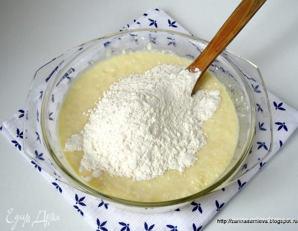 Муку и соду просеять и...
