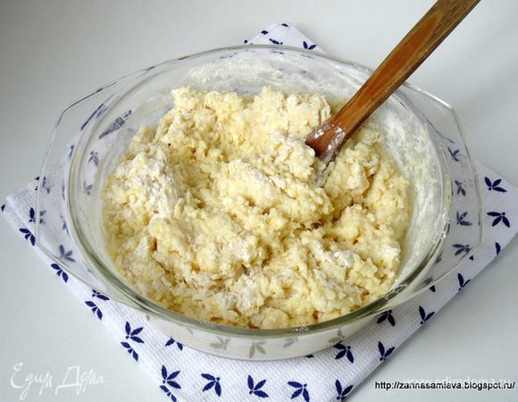 замесить тесто.
