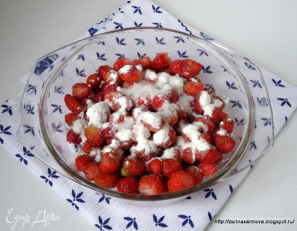 Для начинки смешать клубнику, сахар и крахмал.
