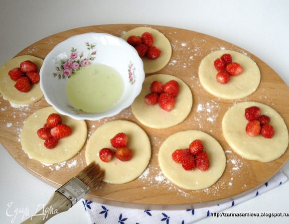 Тесто выложить на стол, припыленный мукой. Раскатать в пласт, вырезать формой кружочки. Положить на них начинку, края теста смазать белком и...
