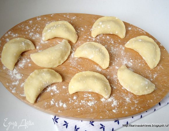 слепить вареники.