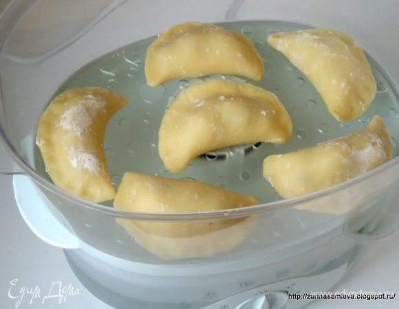 Вареники уложить в чашу пароварки, варить до готовности 10-15 минут. Совет: что бы, вареники не прилипли к чаше, смажьте её дно
растительным маслом.