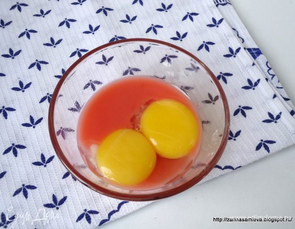 Пока вареники варятся приготовить соус. Оставшуюся жидкость от начинки смешать с желтками, сахаром и ванилином.
