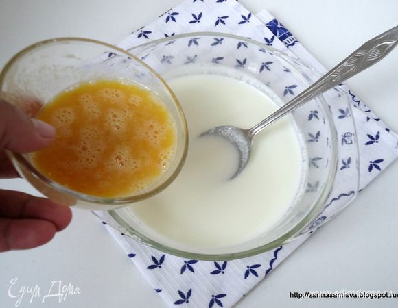 Сливки поставить на огонь и довести до кипения.
В горячие сливки влить яичную смесь, быстро перемешивая лопаткой. 