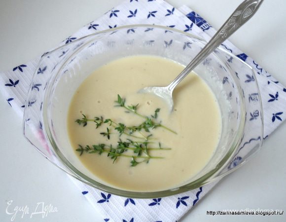 Поставить соус на огонь и довести до густоты.
В конце добавить несколько веточек тимьяна, отставить с огня и взбить блендером. Дать соусу немного остыть, а затем процедить его сквозь
сито.
