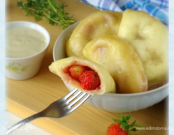 Готовые вареники подавать теплыми с соусом. 