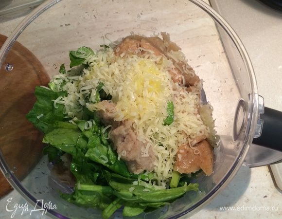 Приготовить зеленый соус. Для этого хлеб поломать на кусочки и замочить на 5 минут в тепловой воде, затем отжать. Чеснок очистить и измельчить. Пробить в блендере листья петрушки, шпината, отжатый хлеб, 2 зубчика чеснока, тертый пармезан, 2 ст. л. оливкового масла.