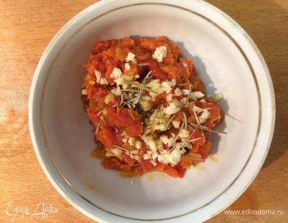 Приготовить соус для картофеля: соединить 1 ст. л. оливкового масла с оставшимся чесноком, добавить томатный соус, сушеный розмарин. Посолить и поперчить по вкусу. Я готовила на основе томатного соуса по рецепту Юлии Высоцкой. Вы можете использовать любой томатный соус, который у вас есть, либо густую томатную пасту, добавив в нее травы и специи на свое усмотрение.