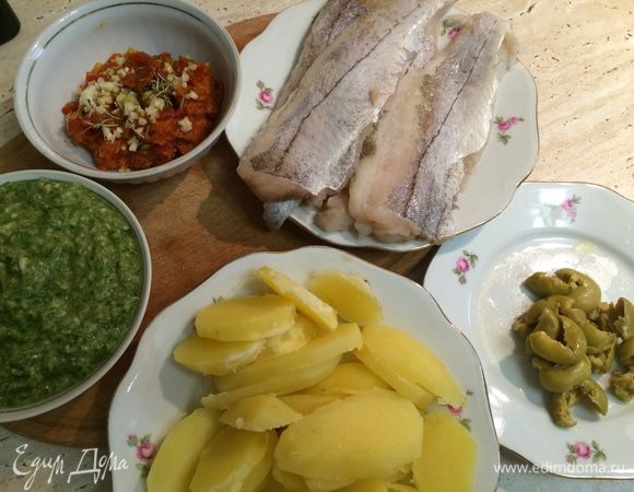 Рыбу помыть, обсушить бумажными полотенцами. С картофеля слить воду, нарезать кружочками или дольками. Подготовить все ингредиенты.