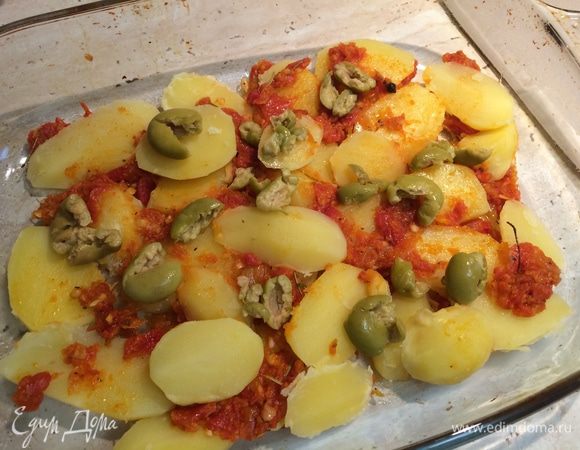Подготовить форму для запекания (я брала стеклянную форму 20 на 30). Картофель «искупать» в красном соусе с розмарином и выложить в форму. Сверху разложить зеленые оливки.