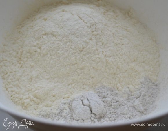 Просеять муку с солью.