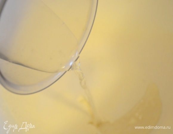 Влить воду - она должна быть чуть теплая и перемешать.