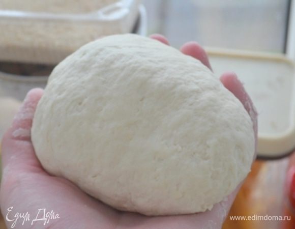 Замесить тесто, тугое и эластичное. Вымесить на припыленном мукой столе как следует, около 5 минут, чтобы тесто стало гладким. Завернуть в пакет и отложить.