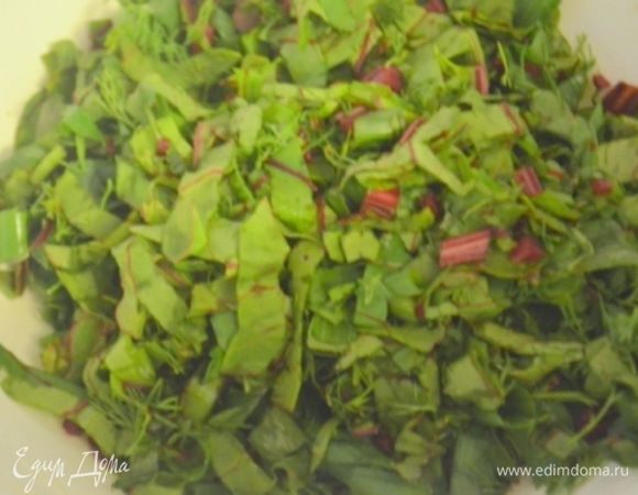 Зелень помыть и мелко изрубить ножом.