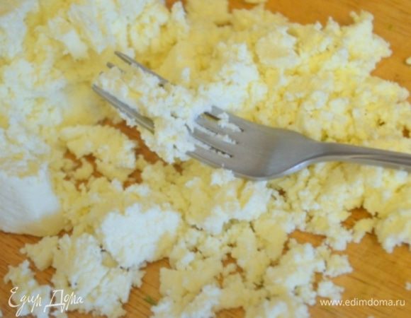 Сыр - он у меня был очень соленый и я начинку вообще не солила, измельчить или на терке или просто вилкой.