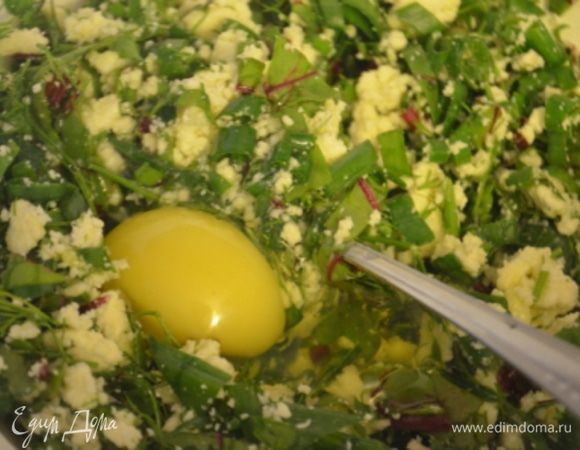 Смешать зелень, сыр, орехи и яйца, перемешать.