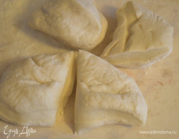 Тесто делим на 4-6 частей.
