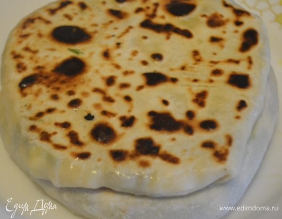 Готовые лепешки еще горячими я смазала растопленным сливочным маслом.