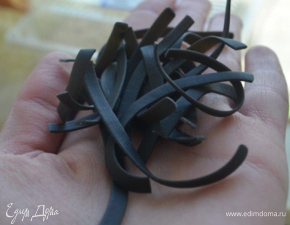 Пасту отварить в большом количестве кипящей воды.