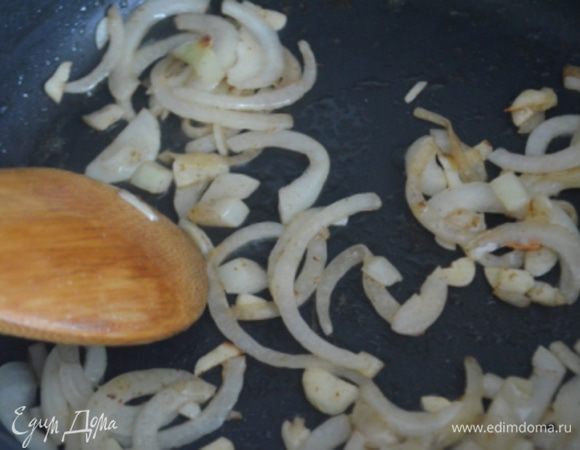 На сливочном масле на среднем огне обжарить до прозрачности луки и чеснок, главное - не сжечь его! 