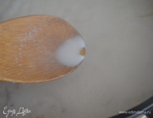 Влить белое вино и протушить 5 минут, затем влить сливки и еще немного потомить, немного посолить и поперчить.