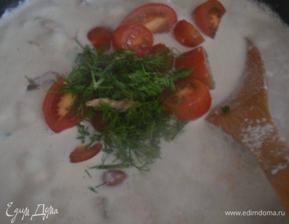 Добавить рыбу и черри, разрезанные на половинки, укроп и томить еще около 10 минут.