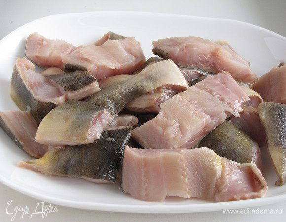 Рыбу нарезать квадратами со стороной 2 см.