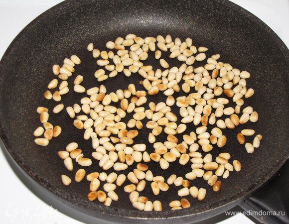 Орешки обжарить на сухой сковороде до золотистого цвета. Вместо кедровых орешков можно взять миндальные лепестки.