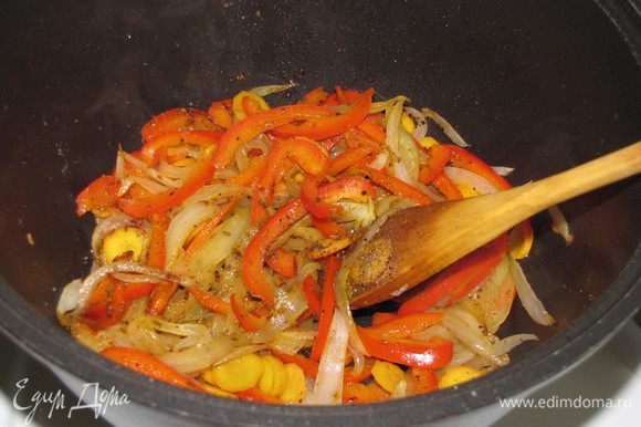 Добавить морковь, сладкий перец и специи. Я обычно корицы кладу меньше, чем указано в рецепте, т.к. она имеет достаточно выраженный вкус. Жарить, помешивая, 1 минуту. Накрыть крышкой и готовить 5 минут.