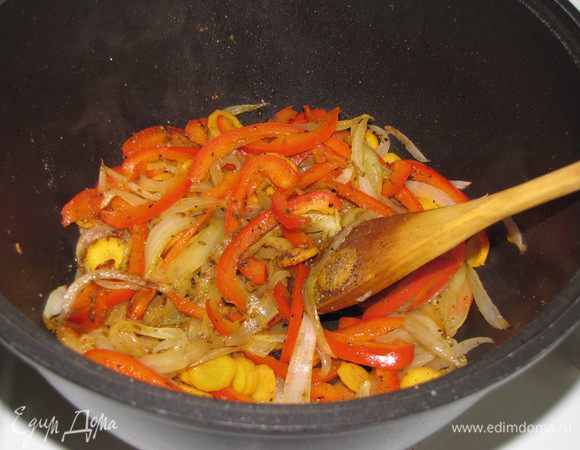 Добавить морковь, сладкий перец и специи. Я обычно корицы кладу меньше, чем указано в рецепте, т.к. она имеет достаточно выраженный вкус. Жарить, помешивая, 1 минуту. Накрыть крышкой и готовить 5 минут.