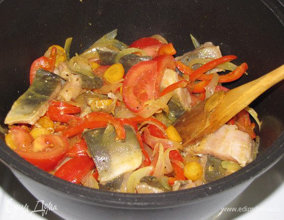 Влить в кастрюлю 1/3 ст. воды, положить рыбу и помидоры, посолить. Накрыть крышкой и тушить 7-10 минут до готовности рыбы.