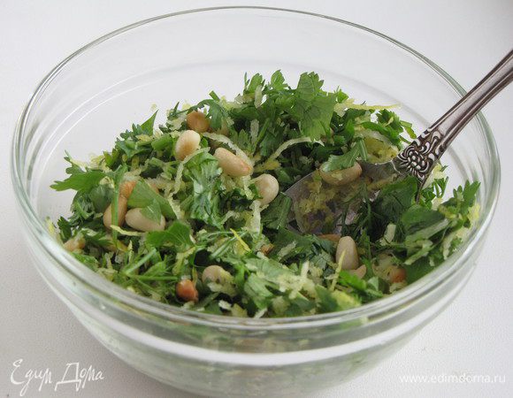 Чеснок очистить и мелко порубить, крупно нарезать кинзу. Смешать кедровые орешки, чеснок, лимонную цедру и кинзу в маленькой миске.