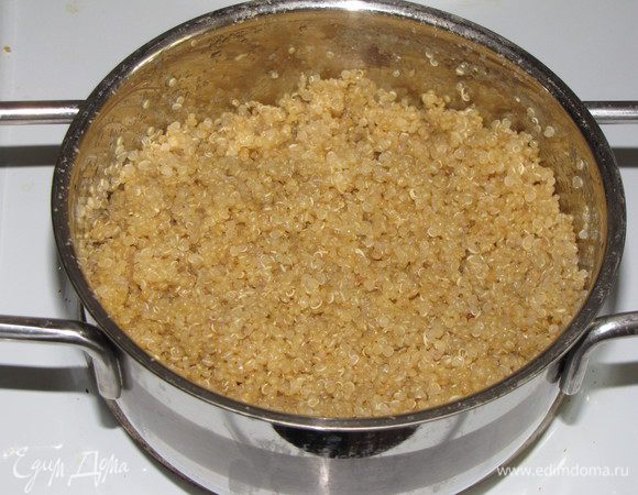 Сварить киноа, как указано на упаковке. Киноа должна получиться рассыпчатой. Заправить оливковым маслом.