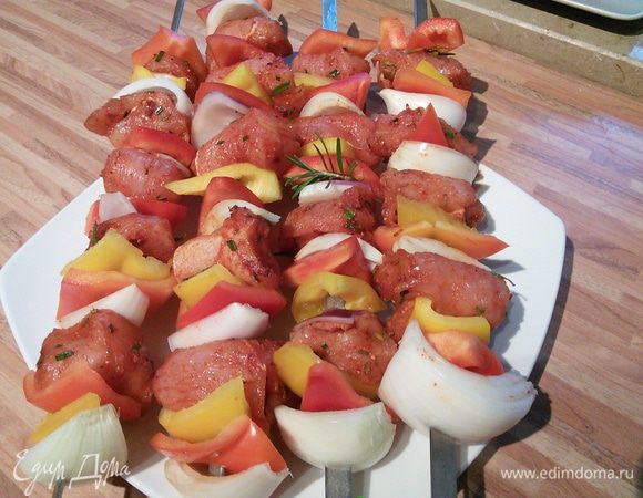 Непосредстенно перед употреблением посолите мясо. Теперь нанизываем  мясо и овощи на шампур, вперемешку, чередуя или как вам больше нравится. 