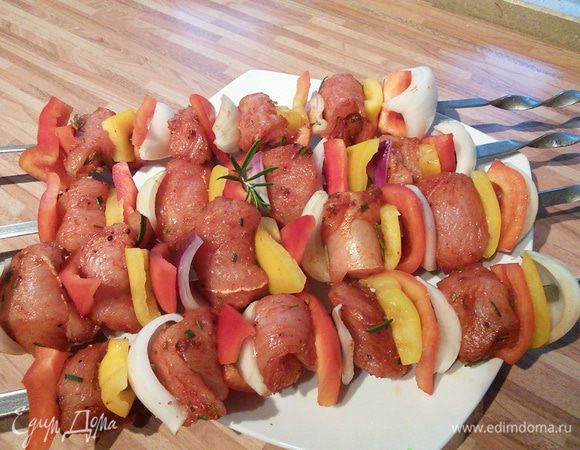 Я нанизывала блоками овощи, чередуя их кусочками мяса.